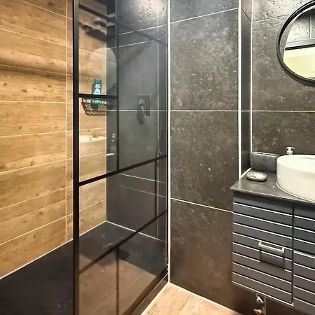 Spacious 3-room With Balcony Διαμέρισμα
